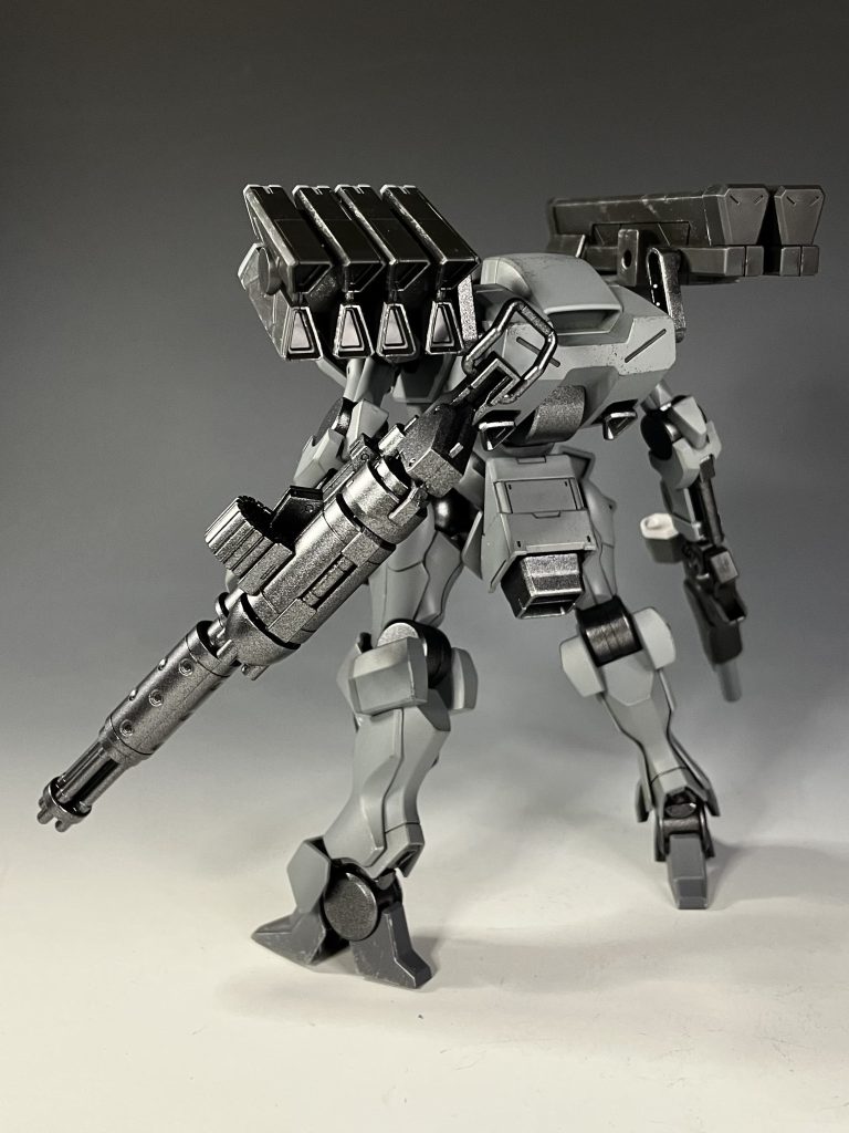 背面。重量級の機体に推進力を付与する為、ビルダーズパーツのバーニアを腰部に配置。