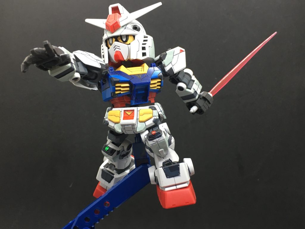 今までSDは可動範囲が狭くて不満だったので作って来なかったんですが、クロスシルエットは肘はもちろん膝関節までよく動いてくれるので感激です。一番くじのユニコーンはSDガンダムエクスタンダードでしたが、あちらでも膝が可動しないのでちょっと物足りない感がありました。 古式ゆかしい、手足が短いSDこそ至高!な方には申し訳ないですが、SDガンダムフォースでアクションしているのを見ているとやっぱり下半身のアクションができないと物足りないなあって思ってしまうので...