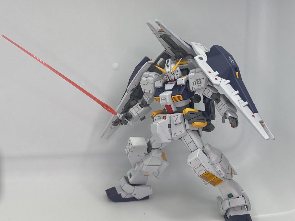 巨大なシールドが邪魔して、ポージングの幅は厳しいかも。それでもしっかり設地出来るよう、スネの干渉部分を切り飛ばしてあります。