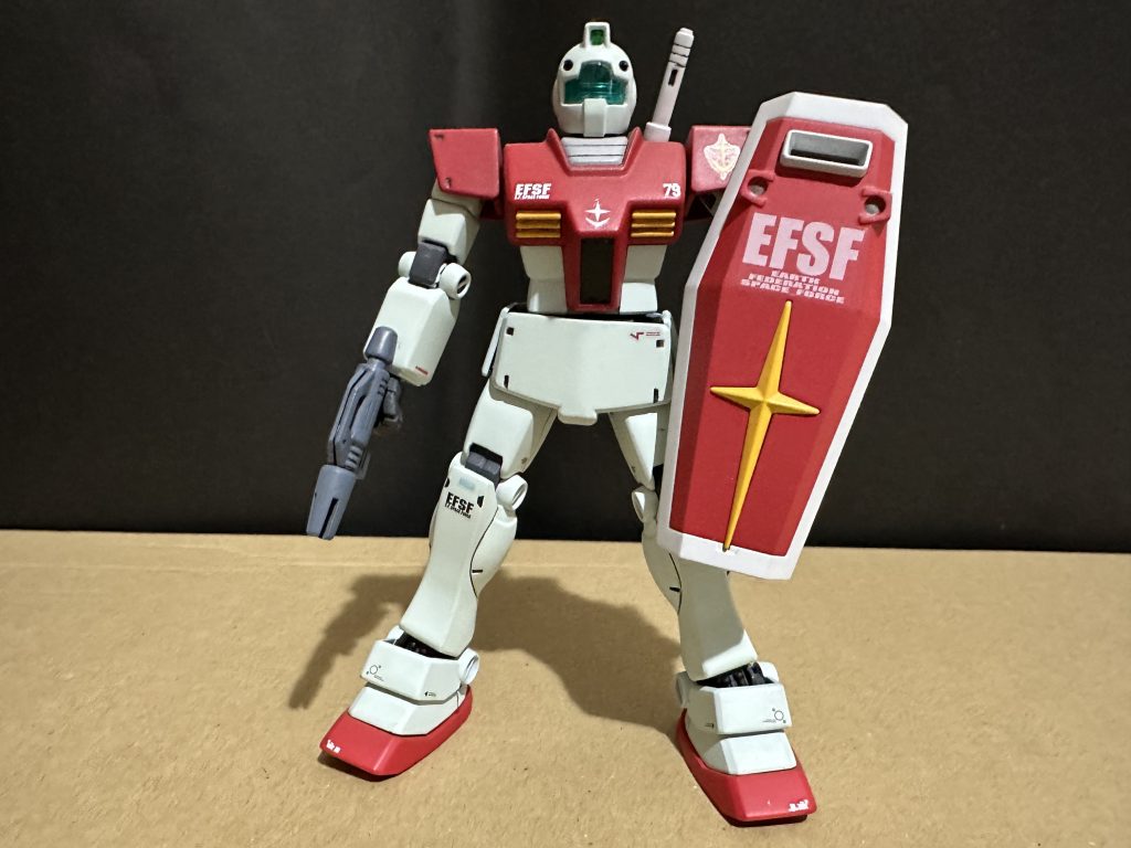 旧HGキットなのでパーツ数は少なめ。なので、上半身の塗り分けは少し面倒な…。