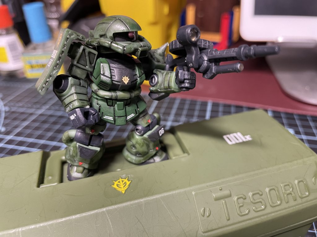 100均一のこのボックスはガンダムマーカー入れにちょうど良いデカールでジオン軍のロゴを入れたらもう公式グッズwww