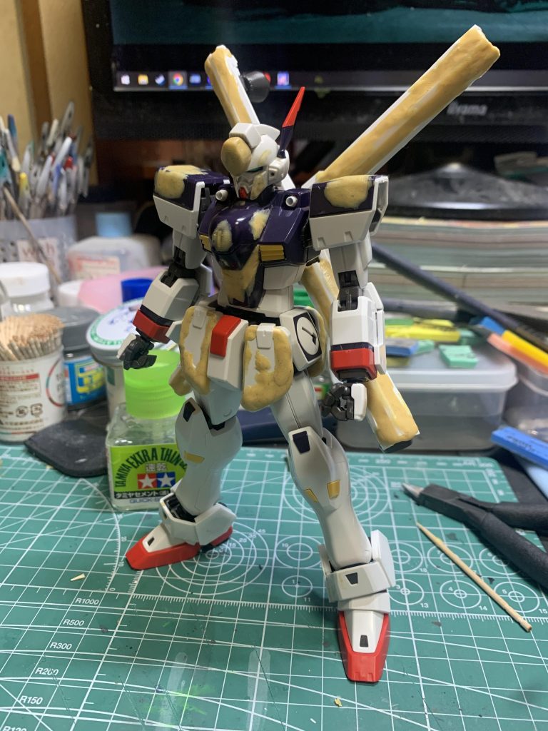 パテ盛りして各種改造しています