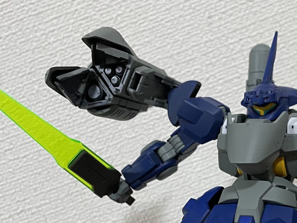 ミサイルランチャーを両肩に装備。開閉します。MSGの武器にMSGの装甲パーツを張り合わせてそれらしくしてみました。