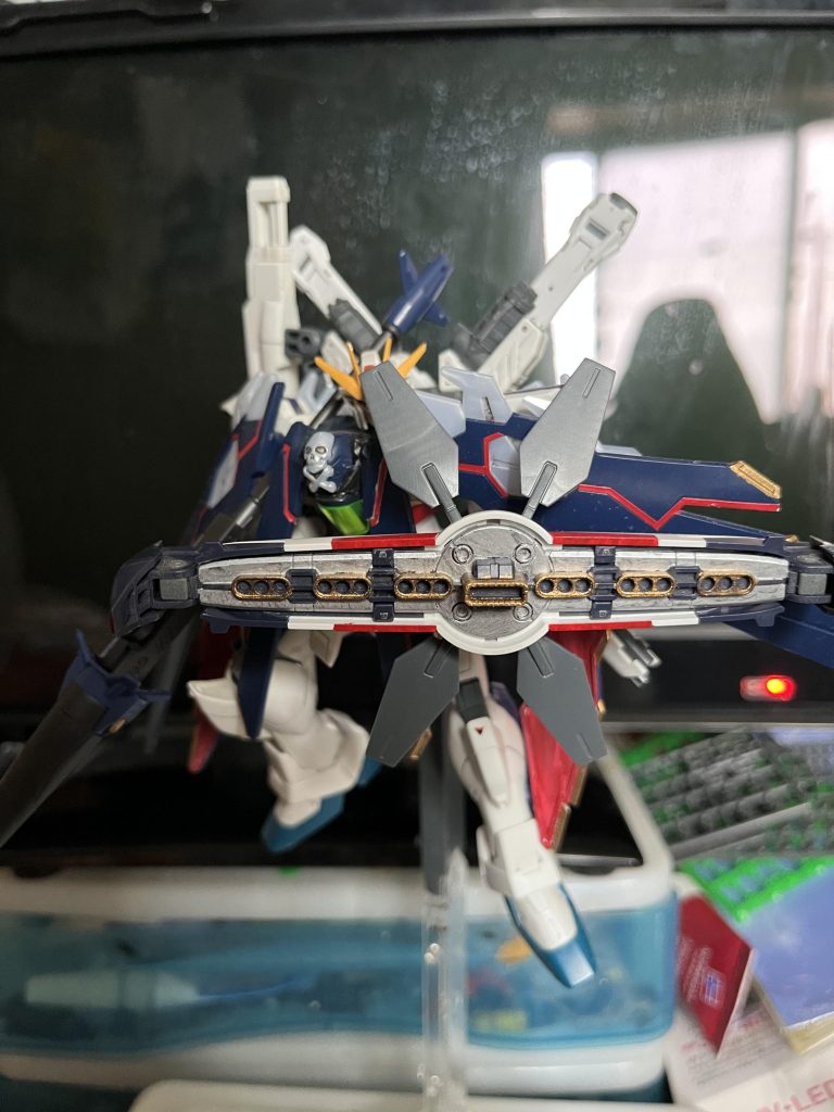 武装は、シールドバスターライフル、ディバイダー、ショットランサー、ガトリング砲、サテライトキャノンとDX魔王より少なめに。両肩のフルクロスはガンダムXの肩パーツにボールジョイントを移植して取り付けてあります。