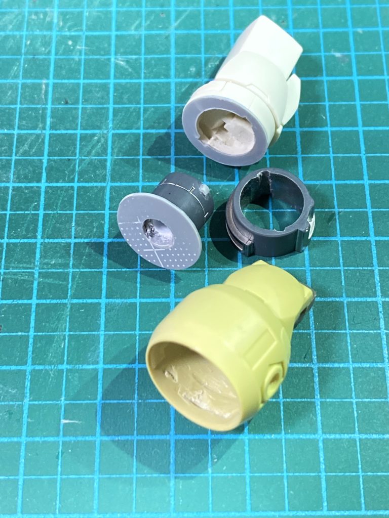 アームパンチは前腕の中身を取り除き、2重のパイプを内蔵。外側のパイプの内側にタガネで凹を掘り、内側パイプの外に凸を付けてスライドするようにしました。内側パイプは縮めると前腕付け根パーツに達し、回転させるとプラ板に阻まれてロックする構造です。