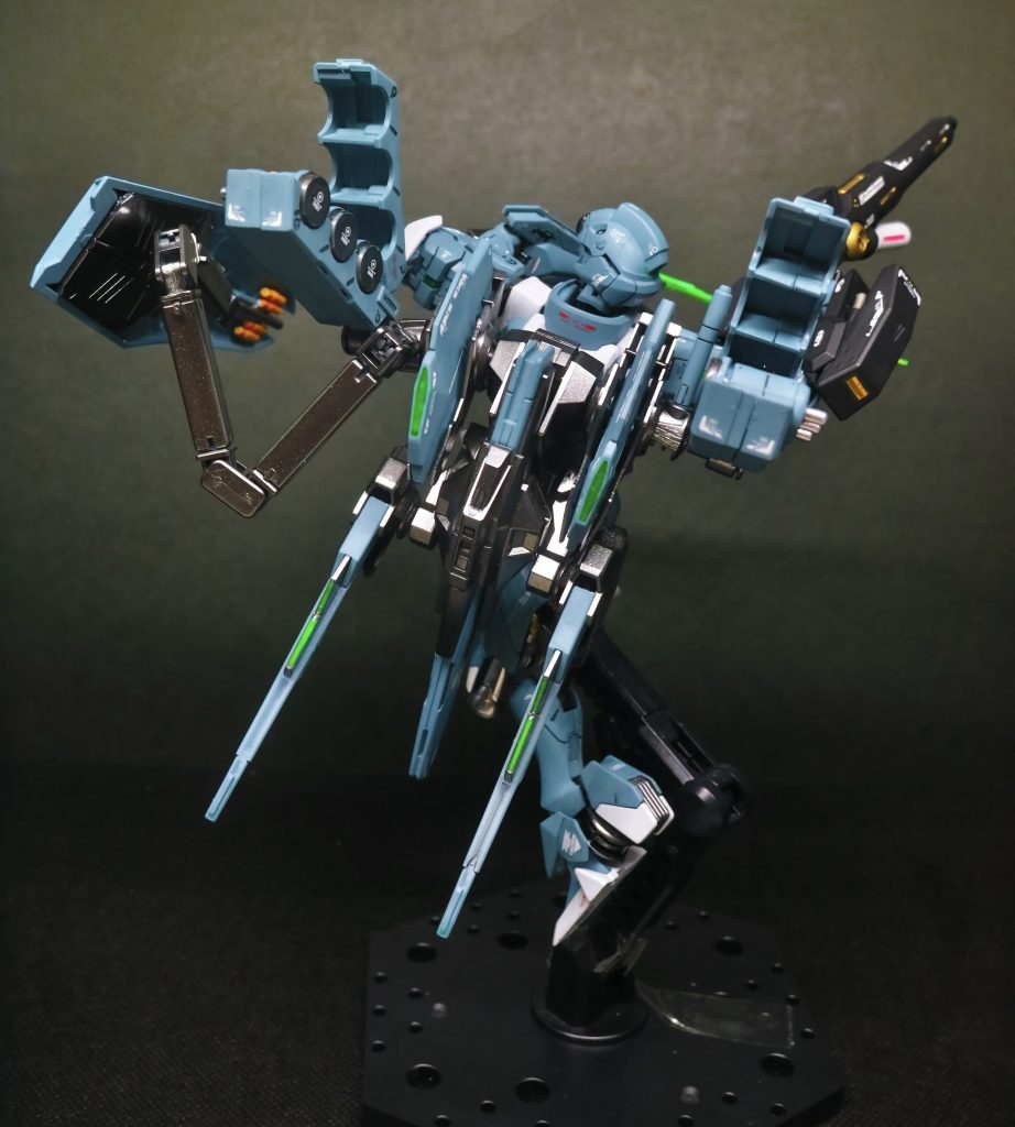 近未来ロボ感をうまく出すことができて大満足です!機体各所のグリーン部分はクレオスのUVレジンを使ってクリアパーツ化しています!カッコよし!!