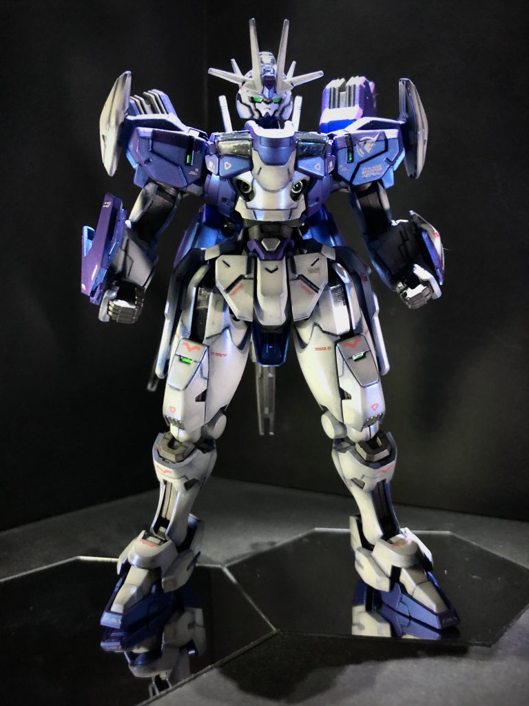 伝統のトリコロールカラーを小説版?アムロカラーっぽくツートンに。(G3とか、3号機とか、ハイニューとか)パステルをメインにしたかったので、ホワイト部分もサファイアブルーを吹いて調整。厚塗りになり塗装割れおこして、補修したら失敗→誤魔化すことに。塗装剥がして、やり直せばいいのですが気力が笑