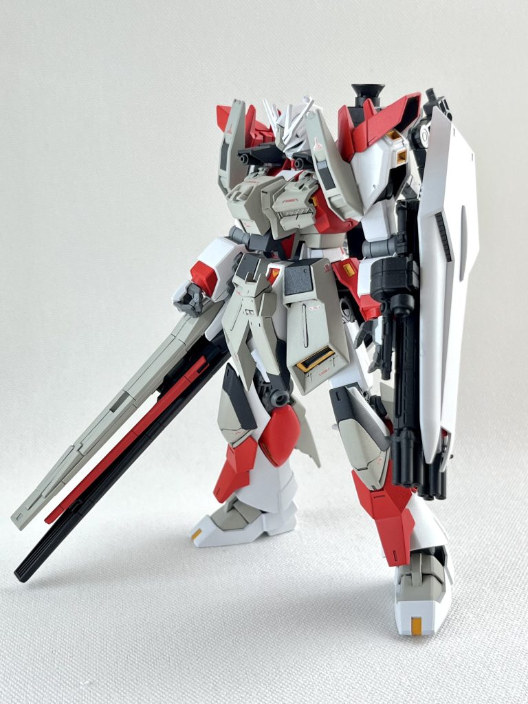 頭部を挟むようにビームガンを配置。接近してきた正面の敵に有効な装備。