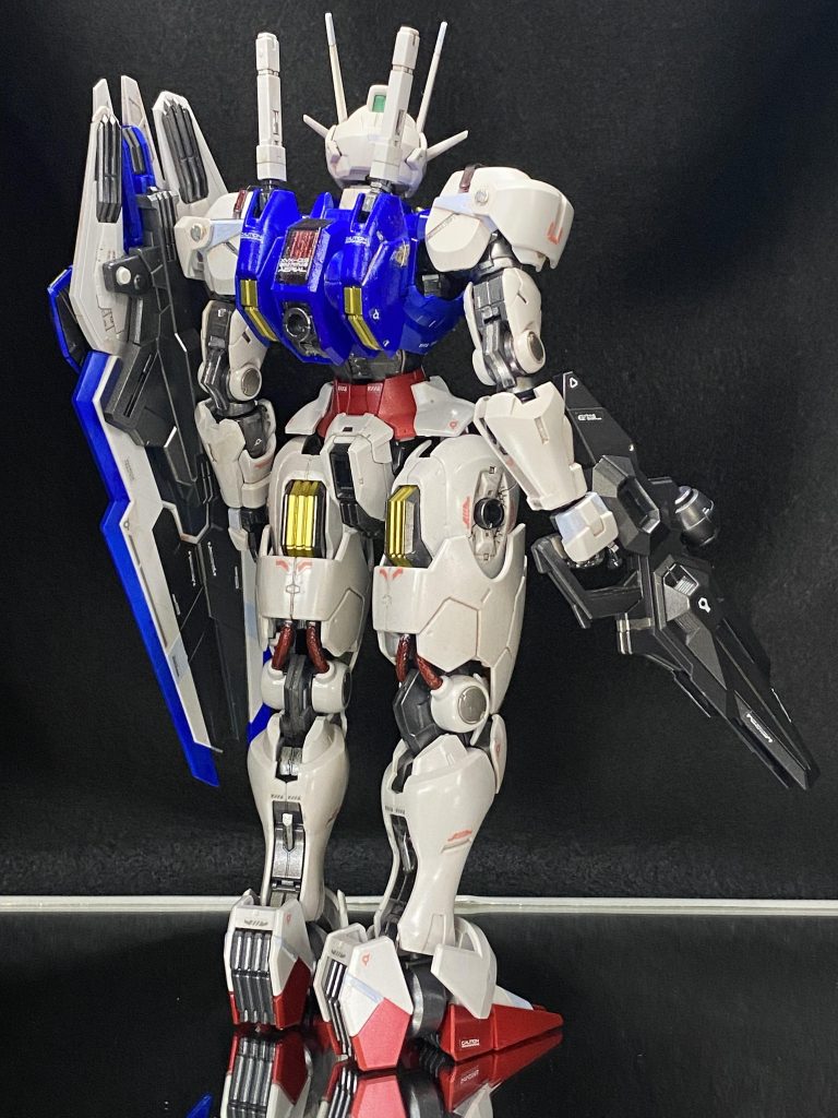 「エアリアルは私の家族なんです」先週あたりからこのセリフの意味するところがだいぶ明らかになってきたように思います。それを受けて今回は、基本は素直に組み上げて、部分塗装にを施してます。本体にマーブル塗装(クリアーパープルにクリアレッドを少量)をしてから、ウルトラマリンブルーでコーティング。ホワイト部分は全体的に、ピンク系でフィルタリングをかけブラウンで墨入れを、しています。