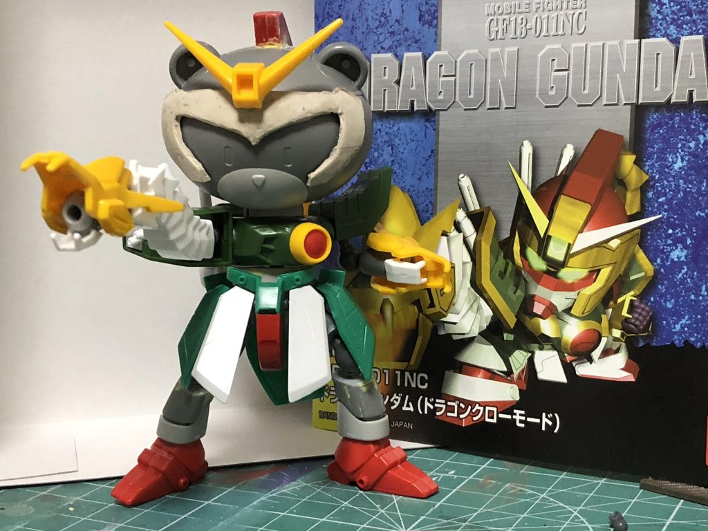 塗装前の状態。SDと1/144ではかなり成型色が違うってのがよく分かりますね。