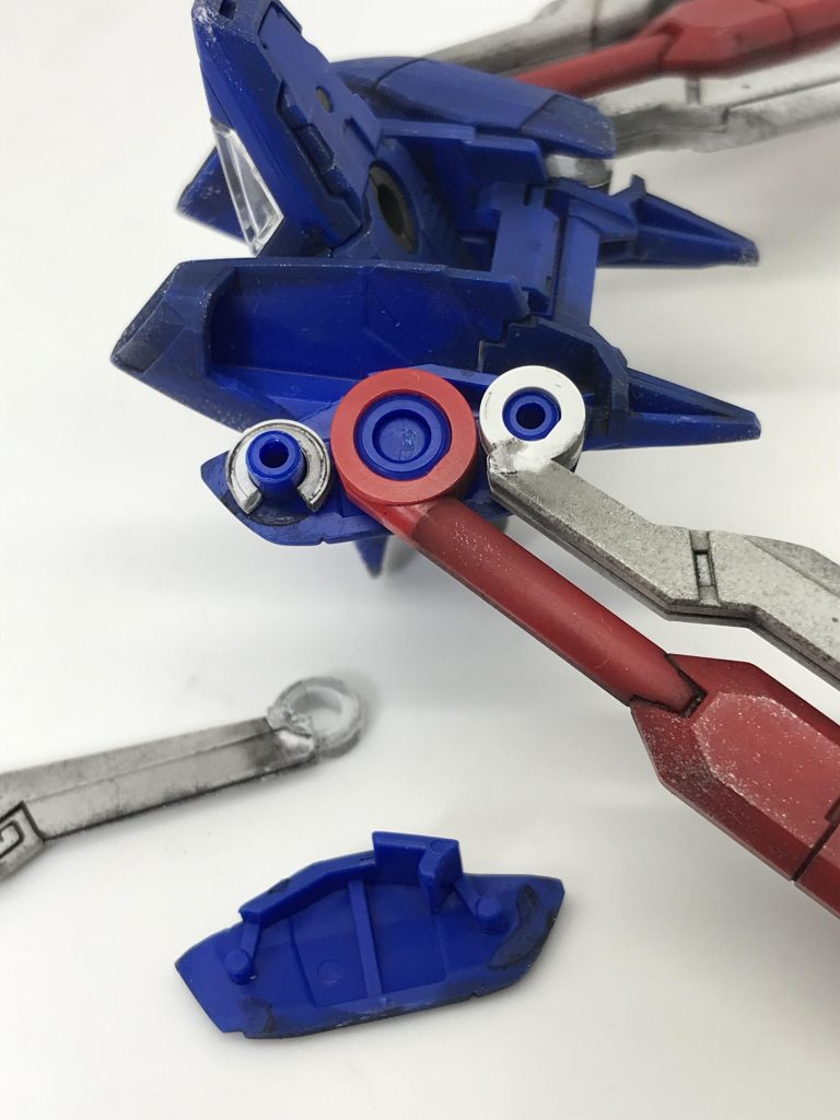 そして…なんかウイングがぐらぐらすると思っていたら…ウイングの付け根が折れてました😱ウェザリングカラーはこれが起こりうるので、使用する際は覚悟して使用してください🙄(笑)