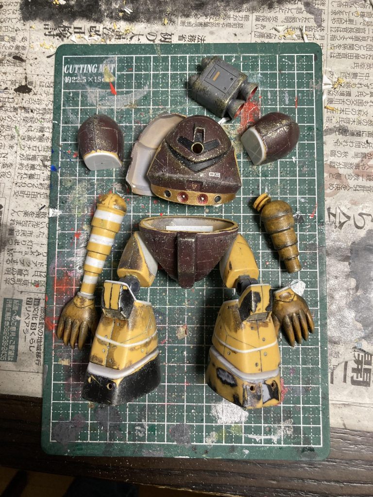 切り刻んで、プラ板挟んだり、関節入れたり、パテ盛ったり…