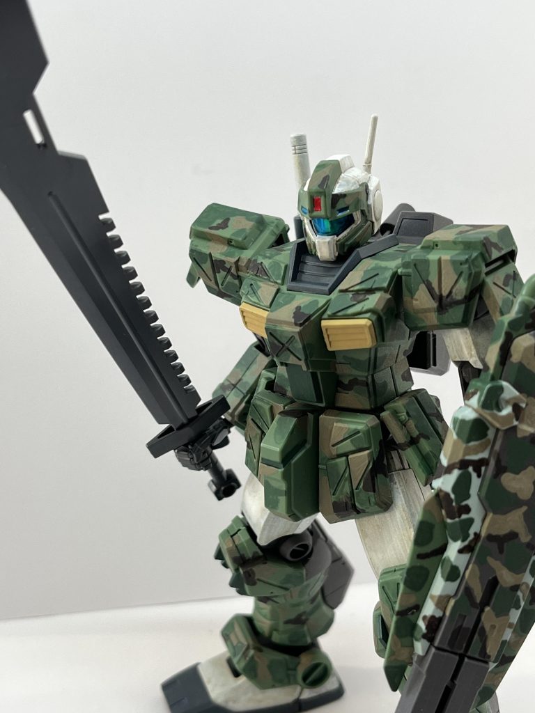 成形色がグリーン系なので、このあと控えているジム・スパルタンと色被りするなー、と思い、迷彩塗装にしてみました。迷彩塗りは完全フリーハンドのオリジナルです。