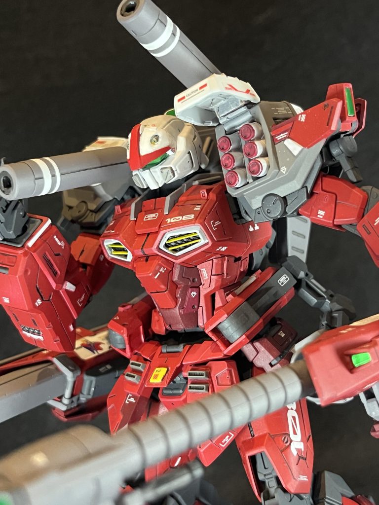 小学生の頃1/100リアルタイプガンキャノンを作ったことがあります肩に白いミサイルポットを背負っていてカッコイイ!という思い出があるので、今回のバスターガンキャノンもミサイルポットの色を白にしました