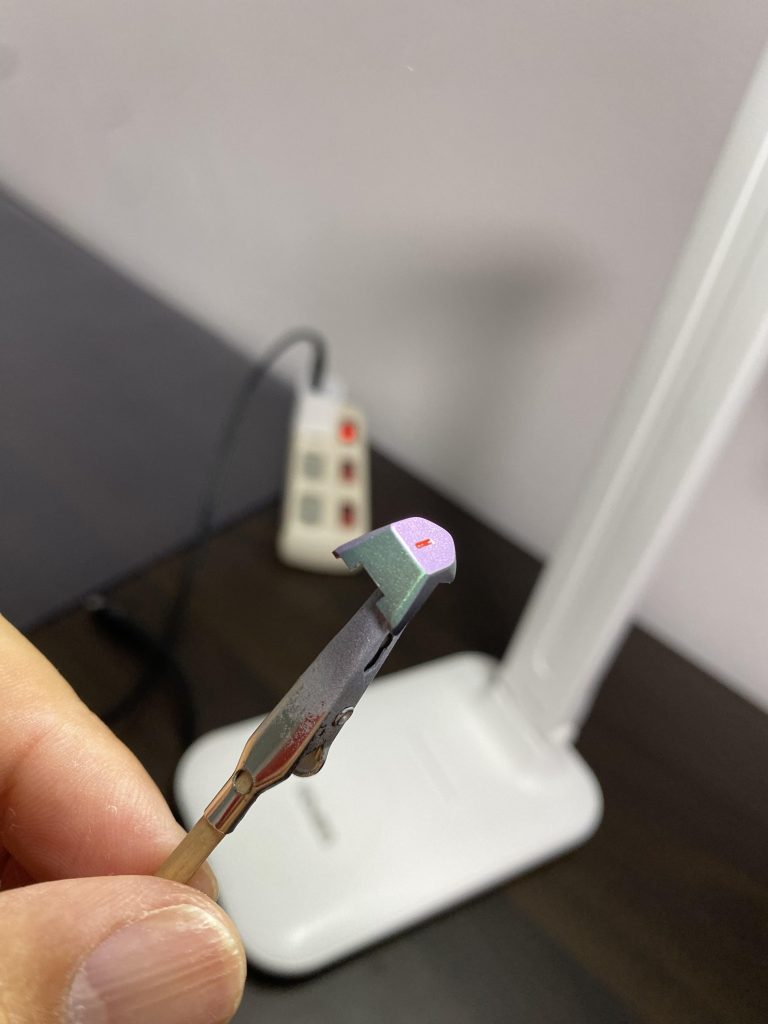 肩のパーツは、100均のミラーパウダーで偏光塗装をしています。本当に意味が無かった。