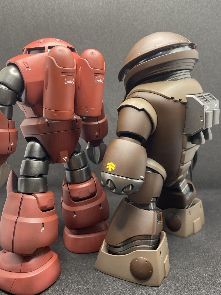 背中の猫背感が堪りません。