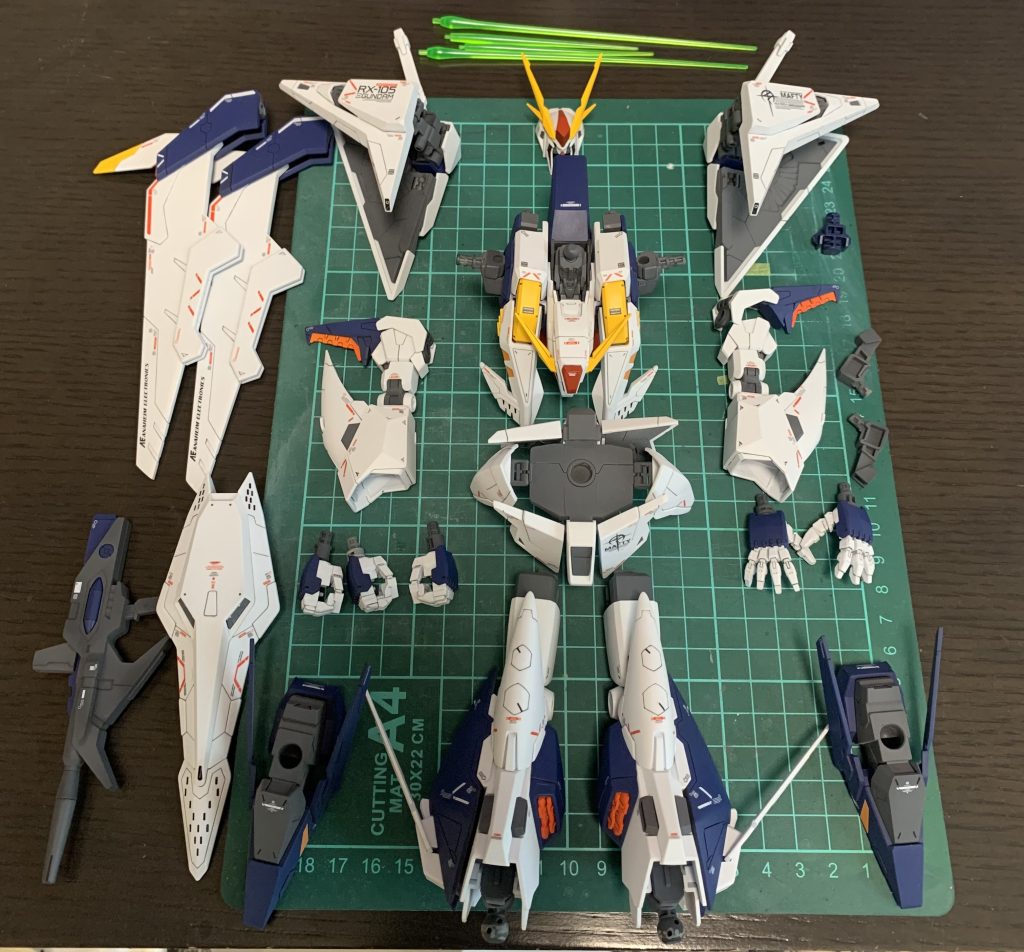 各パーツ組み立て前です。1/100と変わらないサイズ感です。