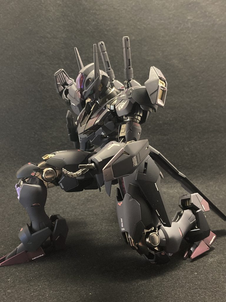 以上ガンダムエアリアルフィンスターニスでした！ただエアリアルを黒っぽく紫っぽくしただけですAmazonでウェポンディスプレイベース買ったんですが、一個だけじゃガンビット全部飾れないと届いたあとに気づきました😊その後もう二個追加で買ったんで問題はないんですけどね😊