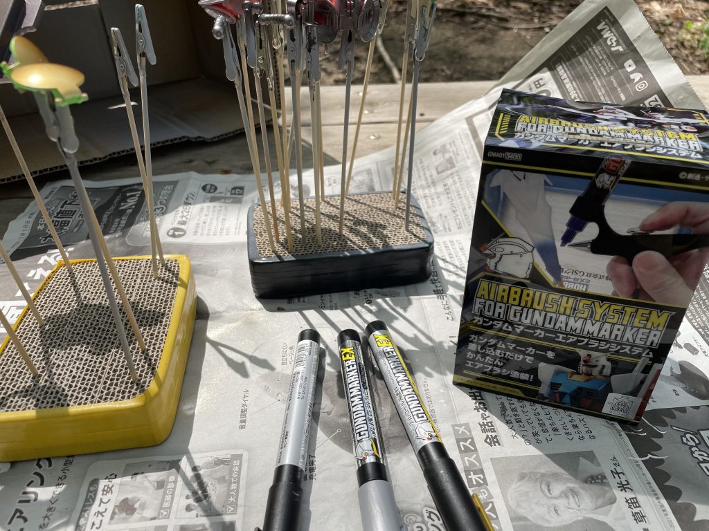 ガンダムマーカーエアブラシシステムは芯とエアー缶が使い捨てだからランニングコストが気になるエアブラシシステム2600円替芯6本260円エアー缶（クレオス190）500円　