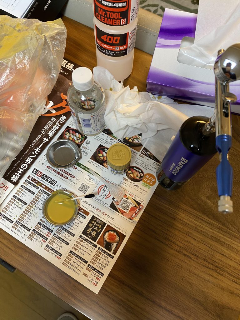最近買った電動エアブラシ、初心者には丁度いいかも。良い買い物をしたと思いたい。作業ブースもなく、リビングやら衣装部屋やら… あちこちで作業して本当に大変です笑笑