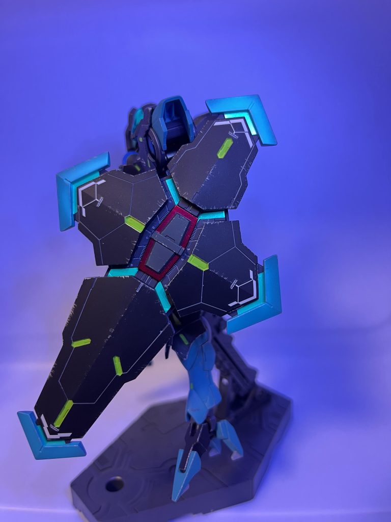 アンチドートの発光部分は蛍光塗料使ったのでUVライトで光ります。…光るんですが、UVライトが貧弱なのと撮影下手くそなのとであんまわかんないですね…(-_-)