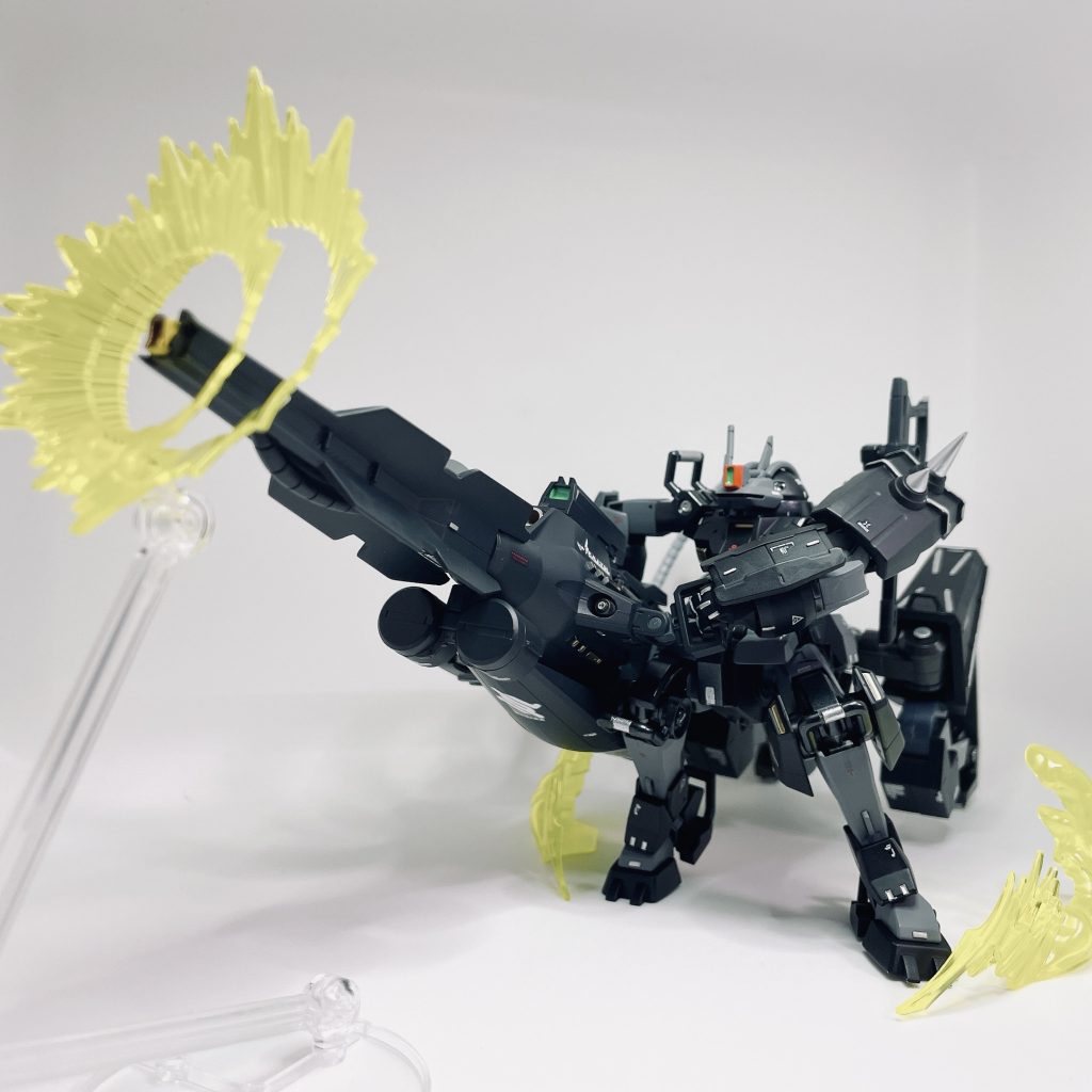 発射の際にはバックパックを展開し、反動に耐える射撃姿勢となる。また一撃に膨大なエネルギーを使用するためエネルギー充電から発射まで多少の時間を要するのが難点だが、発射してしまえばその後には何も残らないとされている。当初は構え方が少し違ったんですが、「バックパックで反動に耐えている感」が出したくて、いろいろ試行錯誤した結果、この構え方になりました♪