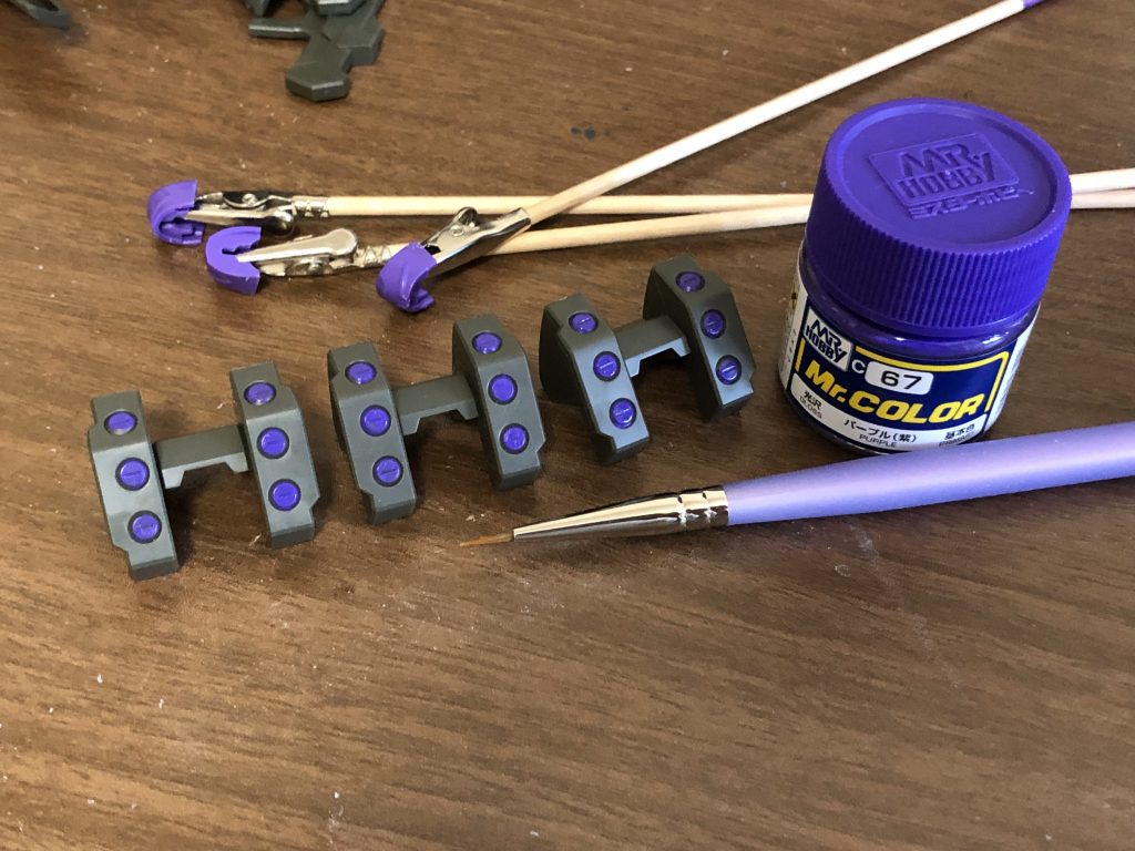 HCミサイルランチャーの塗装。パープルで丁寧に塗ります。