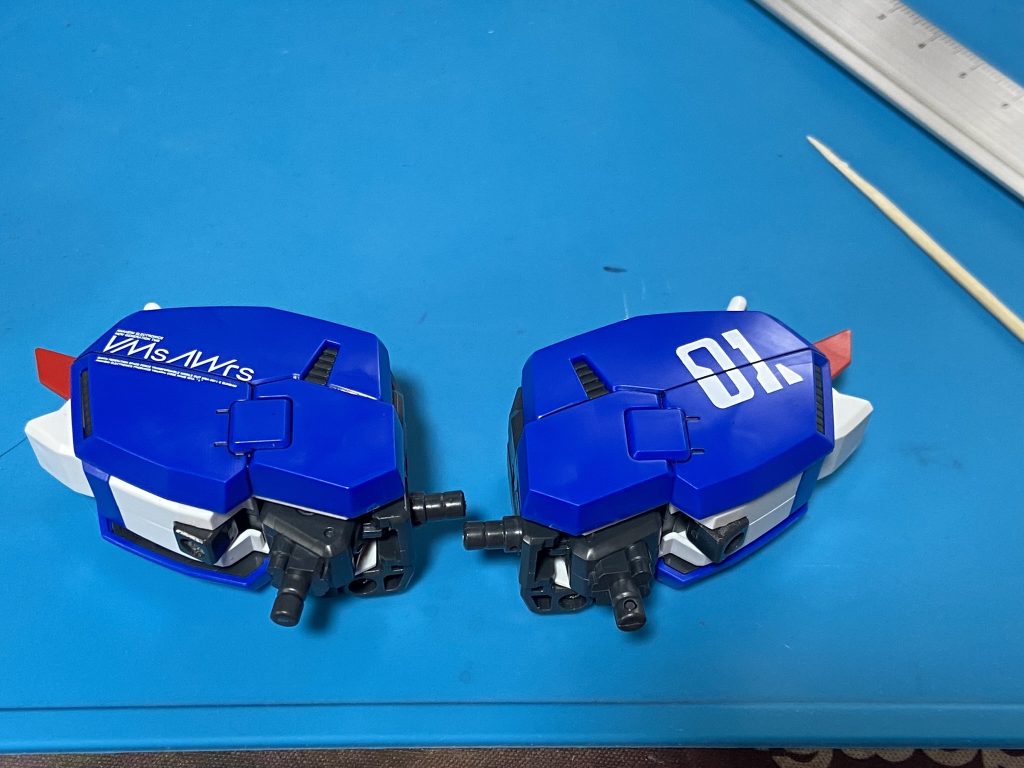 肩部のドライデカール左肩のナンバリングはデカールを半分に切ってパネルラインに合わせて貼り付けバンダイのドライデカールは貼り難いので我ながら上手く貼れました。