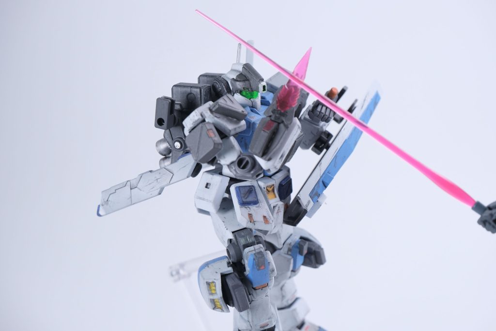 逆側、右腕部にはビームピックの発振器を固定装備。近接格闘での咄嗟の防御や反撃に役立つ他、刀身を交換してボックスビームサーベルとしても使用可能にしてます。