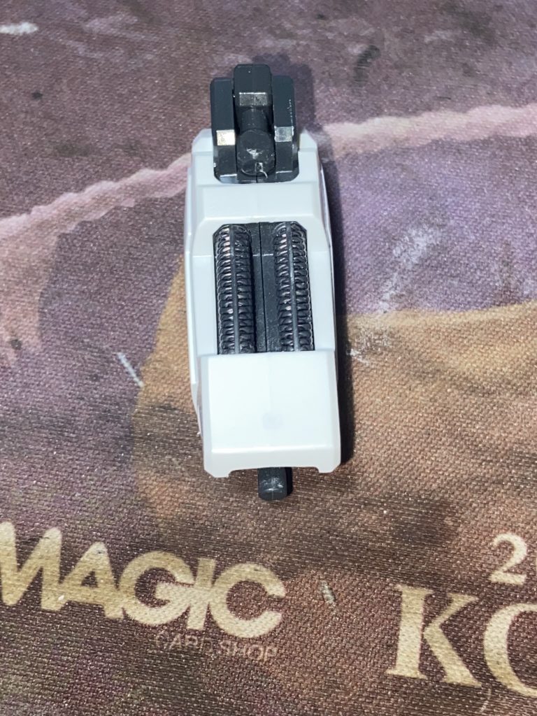 サポートユニット外装パーツがモナカ構造で合わせ目が非常に目立ったのでここのみ合わせ目消しをしました。