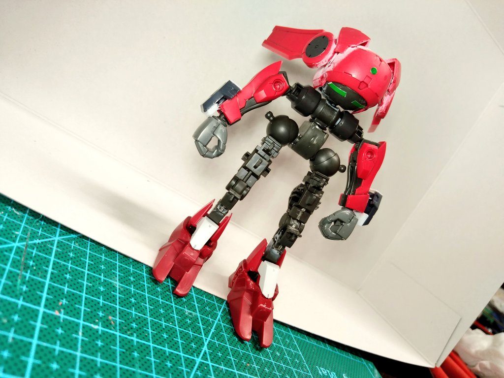 大まかにフレームが決まった段階の写真。この時点だと肩が狭すぎてあちこち干渉してしまったので、現在の幅に調整しました。