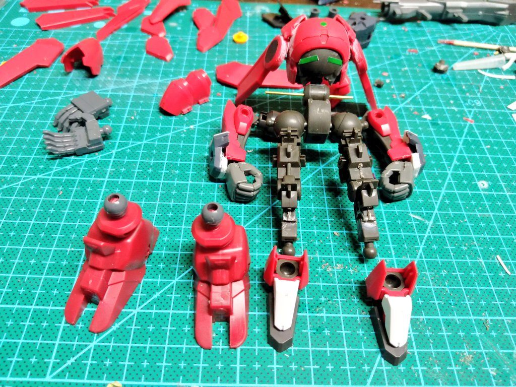 主に使用したパーツはグリムゲルデ、足先はザッパーザクの物を加工して合わせました。ザッパーザク足の上部を切り取った際に、いい感じにかまぼこ型をしていたのでこの部分にパイプを挿してガトリングと滑空砲の基部に使いました。胴に当たる部分はグリムゲルデの肩部ジョイントなので、本来付けるのが難しい腕部ジョイントを付けるために穴空け真鍮線を通して悪戦苦闘しながら作りました。写真の図だと位置がずれてるので後で穴の位置を調整しています。