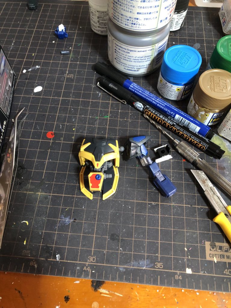 腕の接続テスト。プラパイプでは硬くて加工できなかったので結局市販の部品を使用しました。