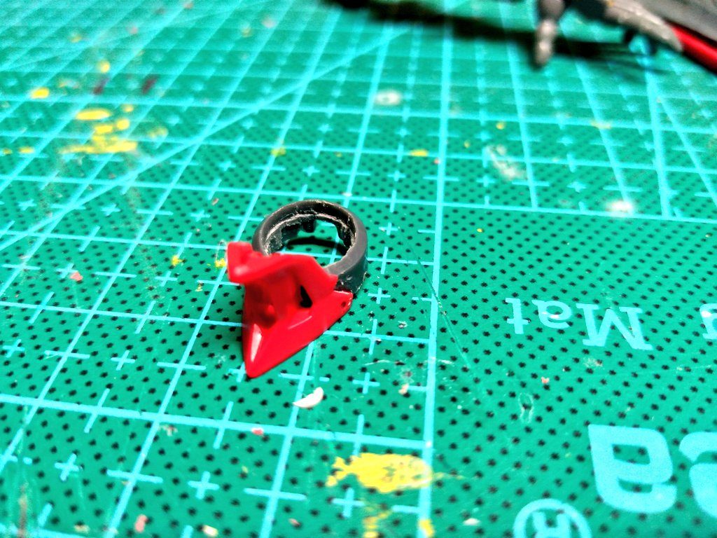 腰部パーツを取り外ししたいと考えながらなかなか見つからず、ジャンクからMSG?の物と思われる輪っか状のパーツを見つけ、頭部の仮面パーツを背中側に胸部側にスカートパーツとイカ腹的なパーツを接着しました。