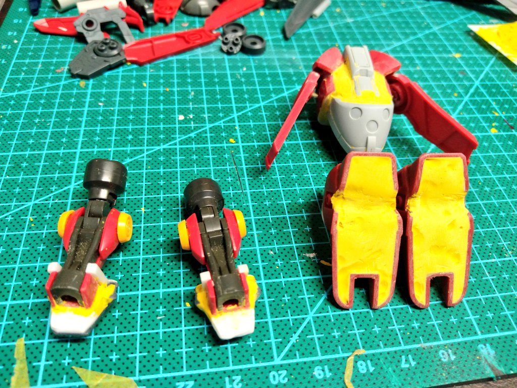 ポリパテは今回はじめて使用しました、エポパテを二回使った程度なのですが、削り出しがポリパテの方が楽でよいですね。