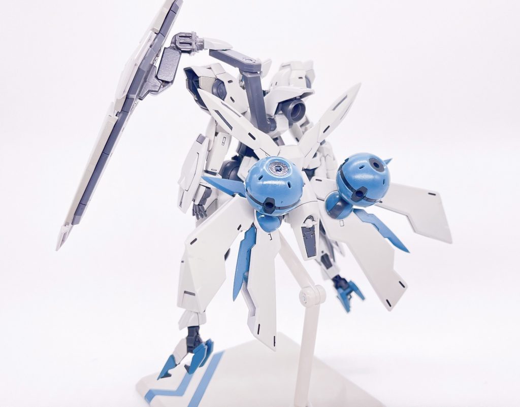 クアンタのシールドアームとベギルペンデのシールド保持アームは延長加工多関節なのでぐりぐり動かせますベウ本来のバックパックはリアアーマーと一体化させた胴体背中側パーツを介して腰に接続