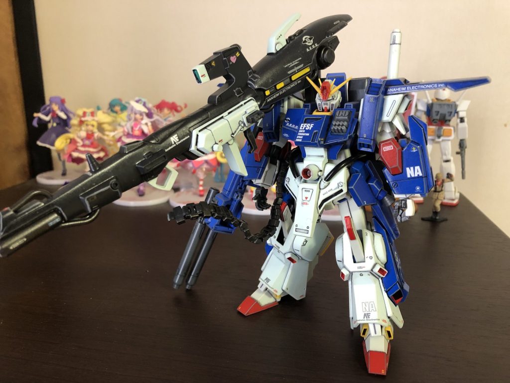 全体像。ハイメガキャノンが長い。基本的にはHGUCのZZガンダムと旧キットのフルアーマーZZガンダムのミキシングです。不思議なもので、旧キットのフルアーマーZZのキットがまるで誂えたがごとくパチパチと組み合わさるのには驚きました。パテやプラ板の類は一切使わず組み上げられます。びっくりです。一応アーマー類は一部を除いてパージも出来ますがノーマルのZZガンダムにはなりません。残念ながら。