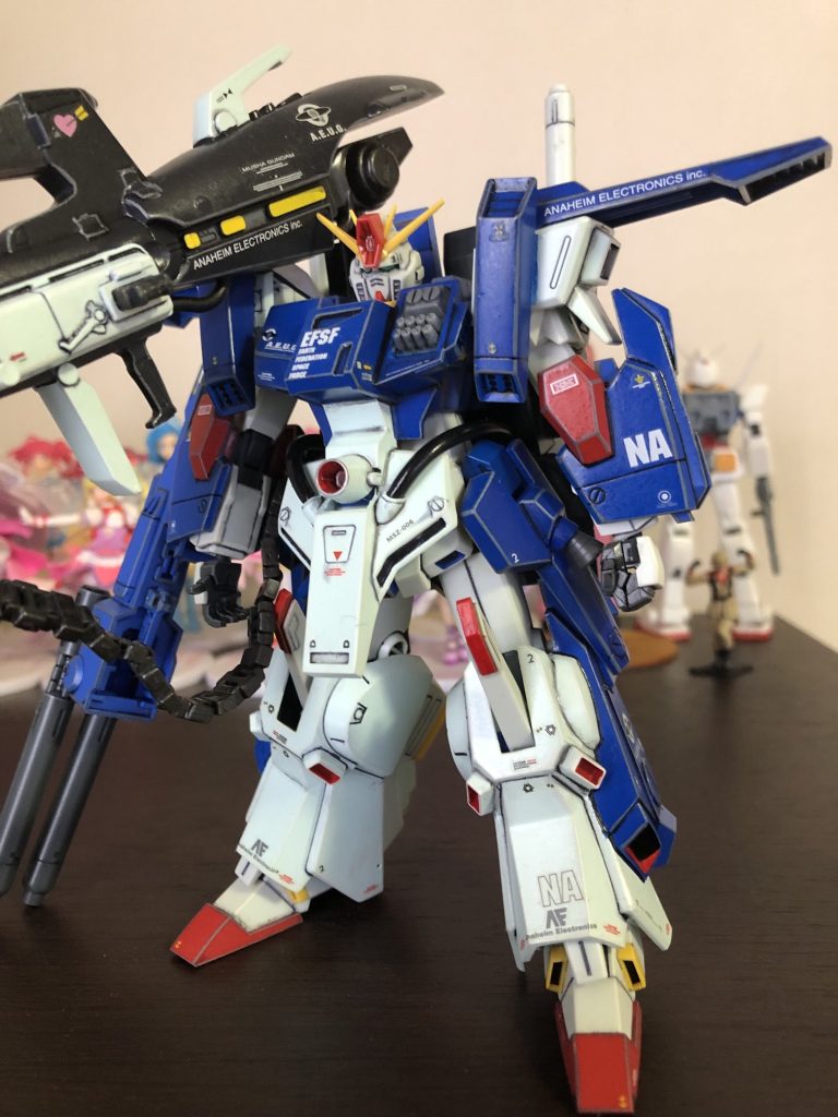 フロントショット。フルアーマーガンダム。確かガンダムZZ最終盤でクインマンサと対決した時のスタイルがコレだったと思います。設定資料には載ってますが本編を見ていない(見ていたはずですが覚えていない(笑))ので詳しい活躍はよく知りません。まぁ正確に言えばモデルグラフィックス誌に掲載され「センチネル」シリーズの一環で描かれたフルアーマーZZガンダムということになりますか(ややこしい・・・)。ちなみに「FAZZ」としては、センチネル的な話はほとんど覚えていません(笑)