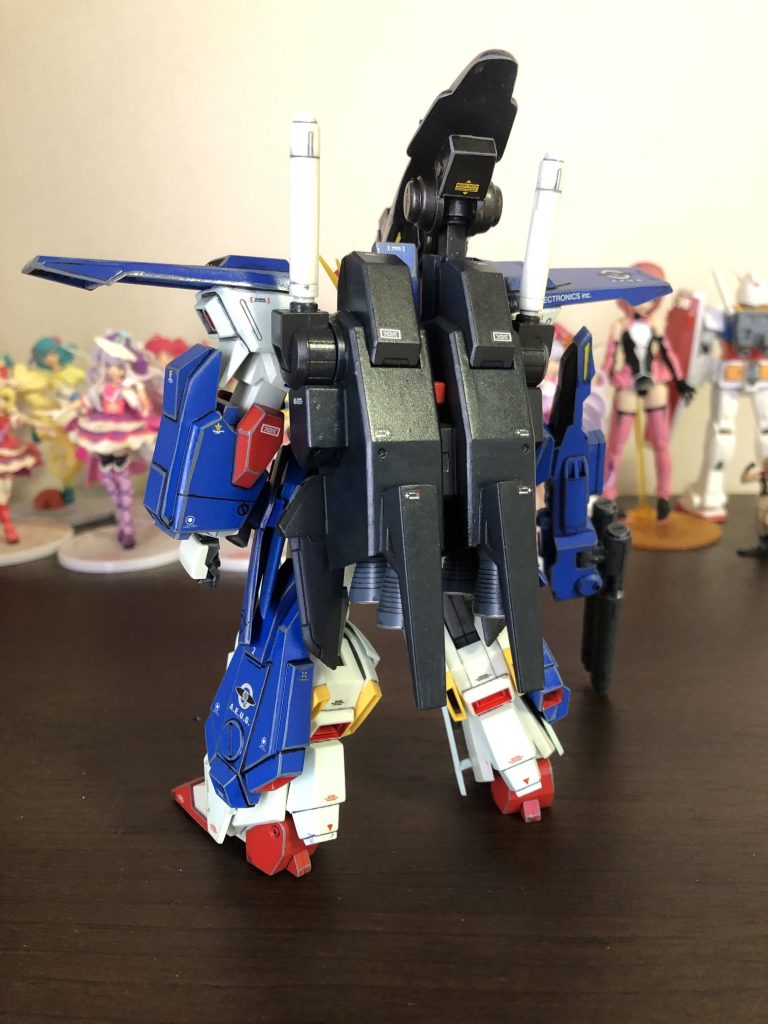 リアショット。設定資料を再現するには実際はバックパック自体も大型化する必要がありますが、さすがにそこは省略しました。足も装甲パージが可能です。写真では見えませんがリアスカートはHGUC百式を、バックパックのスラスターカバーにはHGUCリゼルを使用しています。実際作る方はハイメガキャノンの取り付けを工夫した方がいいと思います。そのままですとアンテナに干渉します。ボクのヤツは頭部が右に向けられません(笑)