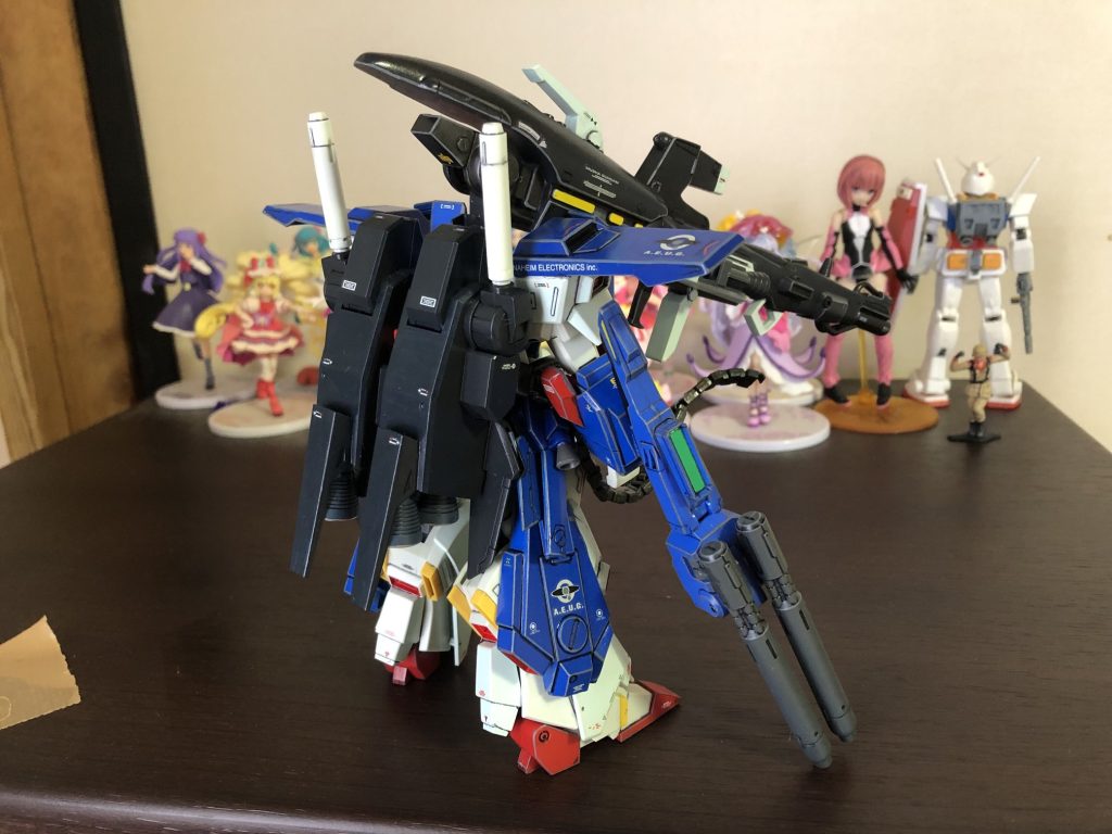 塗装。実は基本は部分塗装です(笑) 本体色の緑がかったホワイトやコバルトブルーはなるべく成形色に合うよう調合し塗分けました。ハイメガキャノンはネイビーブルーです。あとはちょこちょこデカールを貼り付けて、ハーフフラットのトップコートをかけて完成としました。まだこれを作った頃は老眼ではなかったのでちゃんとデカールも貼ってました(笑) 最近は老眼が進んでいるのでデカールは貼らないのですが・・・ では、また。