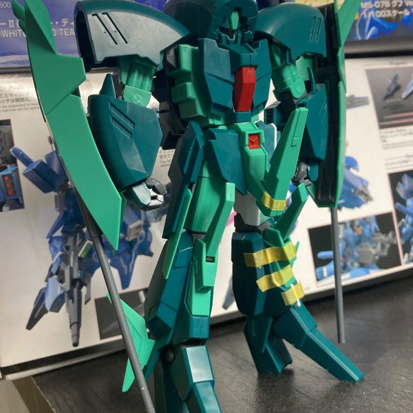 1/144アンクシャです。独特なプロポーションしていますｗ設定画は武骨なデザインですが、模型としてはヒーロースタイルを目指します。上半身に比べ、下半身のボリュームが足りないと感じ定番となってますが、下半身のボリュームUP中心に改修してます。太もも、脛は1mm幅増し。股関節はS字立ちが決まる様に位置を変更、フロントアーマーはプラ板で大型化してます。右側はノーマル、そのままでもカッコ良いと思いますが、好みと自己満の改修ですｗ（2枚目）