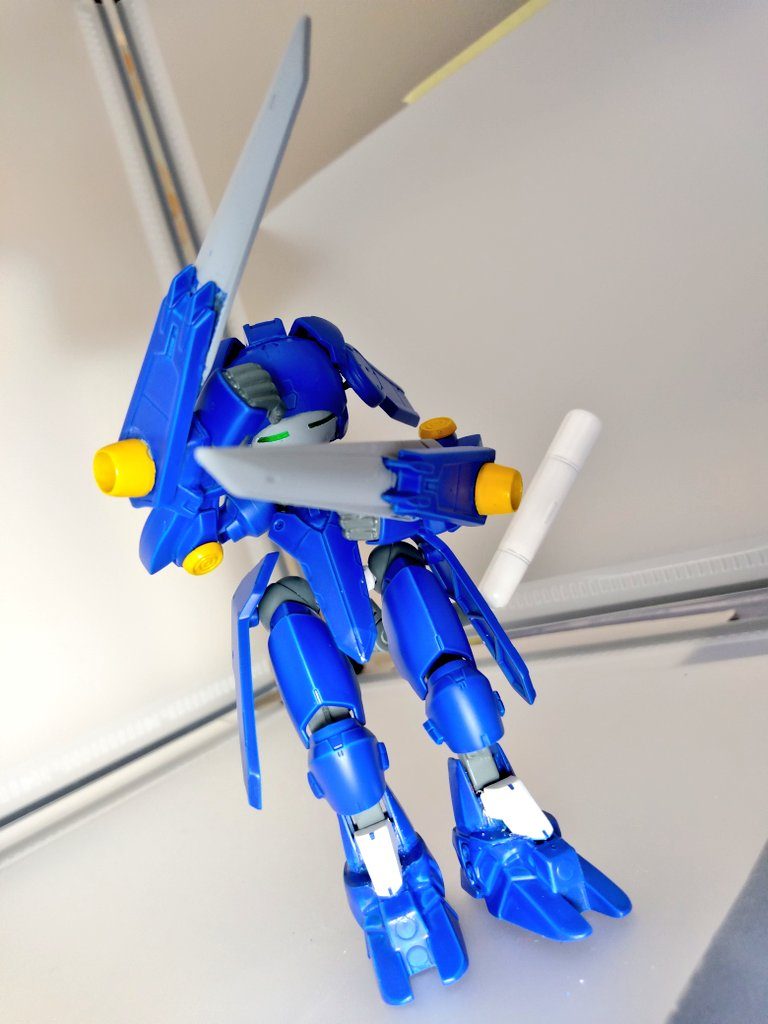 手甲剣は本来射程が短く扱いづらい事で有名な武器ですが、手甲のハードポイントを起点に回転し、盾にも使えて奇襲的な当て方をする事で可動域制限の弱点をカバーしている設定です。