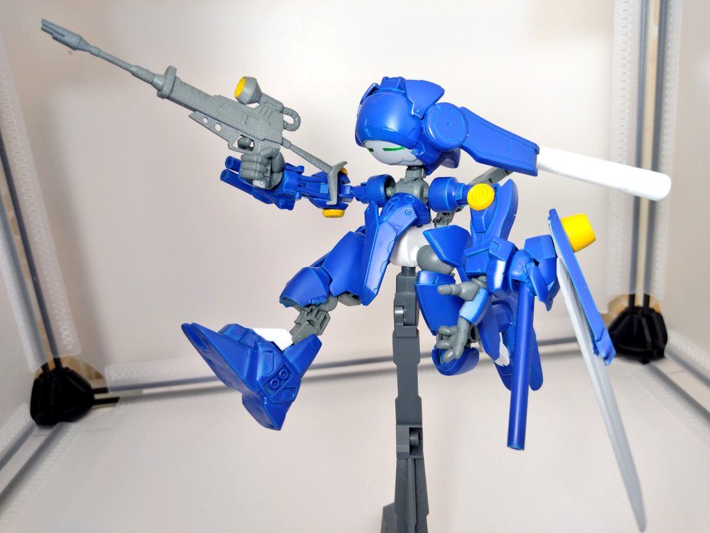 デフォルメ体型に合うようになるべく大きな手を選んだらゲルググの物が最適だったのでボールジョイント部を切除、グリムゲルデの物を接着して使っています。ビームライフル持たせると、こどもが大きなおもちゃで遊んでいるように見えますねw見えにくいですが右手は短二砲身ガトリングガン、左手に単装滑空砲を装備、こちらには手甲剣を装着できるので防盾としても銃剣的にも扱えます。