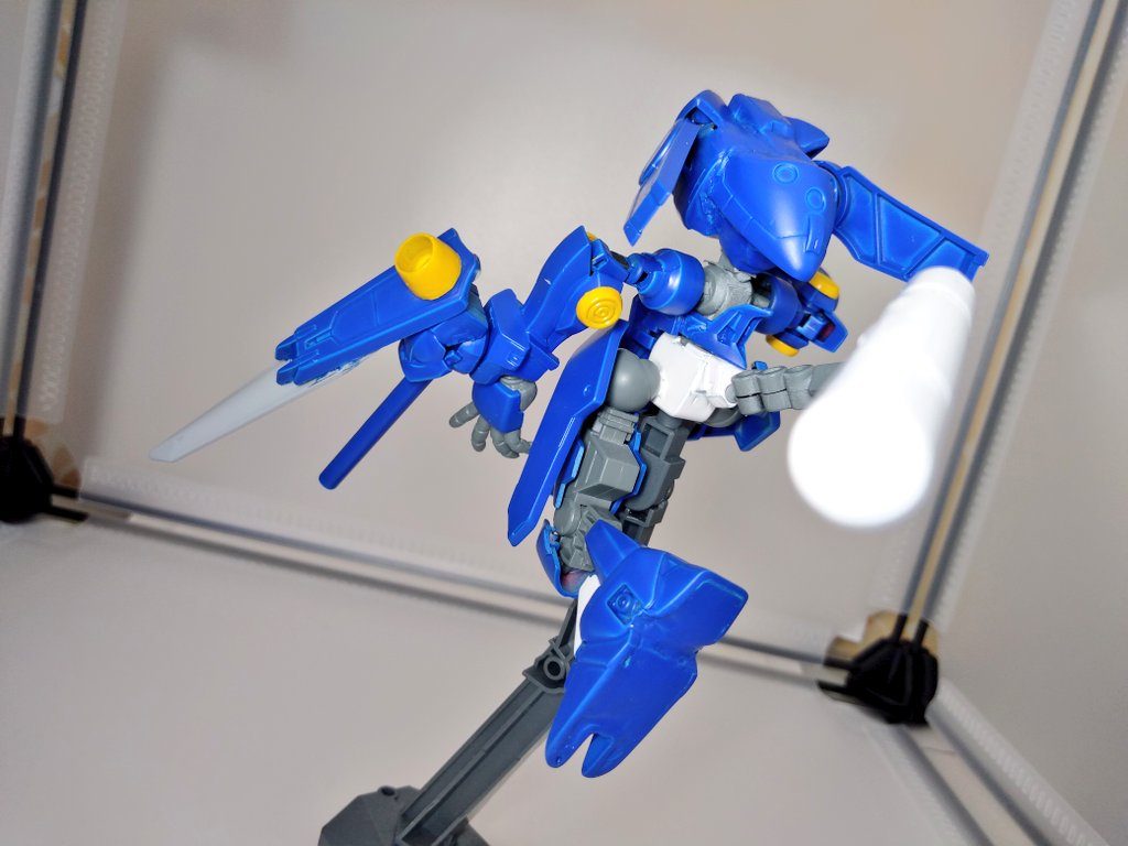 尻尾部分は柔軟に動かして猫の様に跳ねた時の重心移動を調整出来たりすると良いなと付けました。可愛いからとも言う。