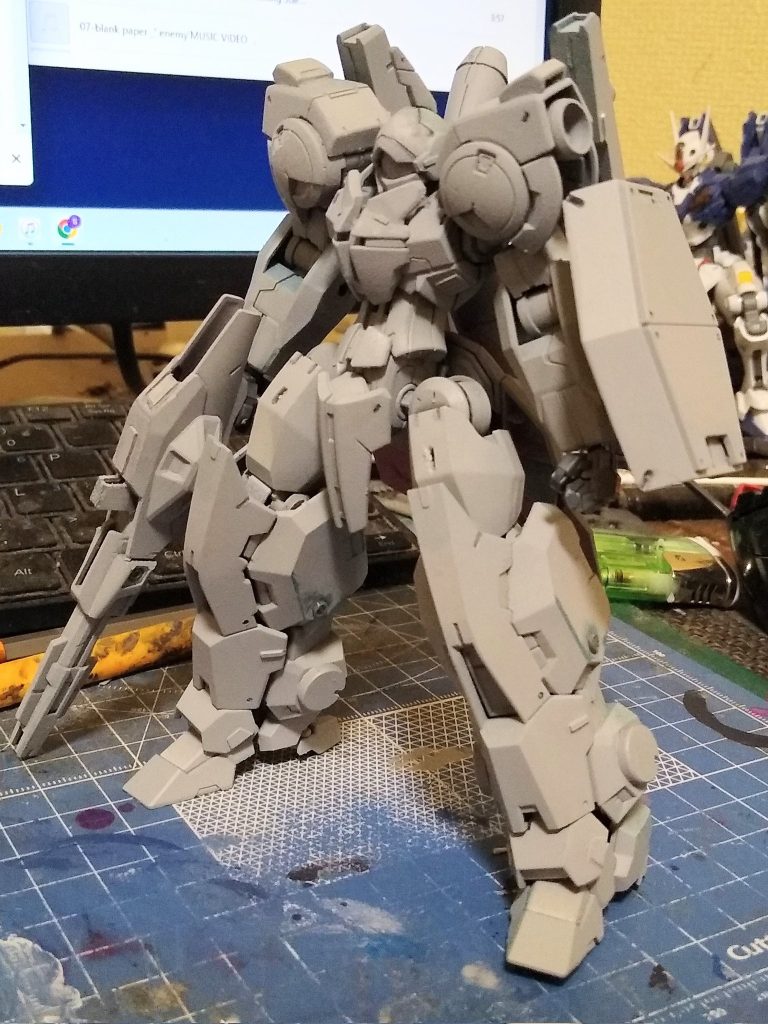 サフ画像各部に縦穴を開けて統一感が出るようにしてみました。シールドもルブリスウルのディテールぽく加工しました。