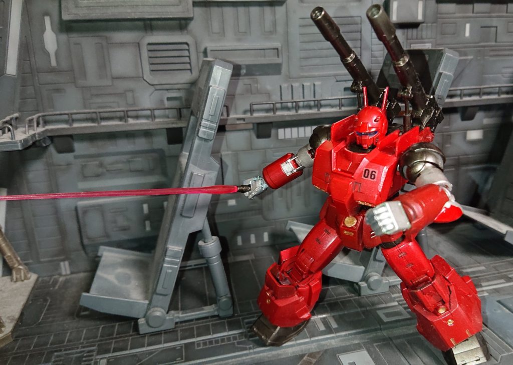 手首はボールジョイントの大きさが特殊なんで付属の握り手のものと初期HGUC（ギャンとか）の手を接着して付け替えれるように