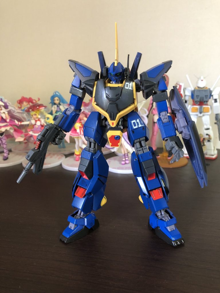 フロントビュー。かなりノーマルバーザムとは印象が違うと思います。工作内容としては・・・〇顔:フェイスを加工してツインアイに。ツインアイはプラ版の切り出し。あと顎を追加してガンダム風にしています。〇胴体:近藤氏のデザインに似せて腹部のディテールを削除して穴をエポキシで埋めました。バックパックは本来はノーマルなのですが、せっかくなのでガンダムmk2のバックパックを背負わせました。〇腕:二の腕から下はガンダムmk2を使用。バーザムの肩の構造が特殊なのでガンダムmk2の腕の接続には難儀しました。〇足:足首とフレームの一部を切り出してガンダムmk2の足を接続しています。〇得物:見ての通りHGUCマラサイの物です。グリップを多少削り調整して持たせています。