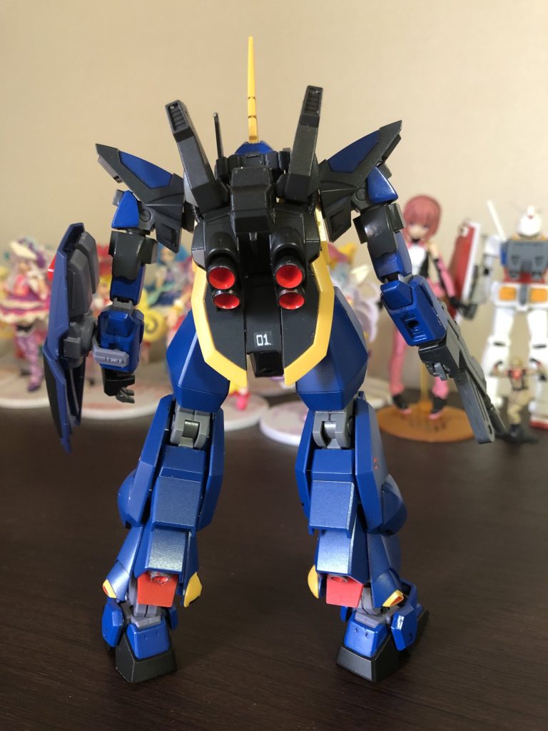 バックショット。割とガンダムです。塗装は、バーザムの成形色がいいインディブルーだったので無塗装で、ガンダムmk2のパーツのみインディブルーを塗装しています。あとは差し色の赤を塗って半光沢のトップコートをかけただけです。