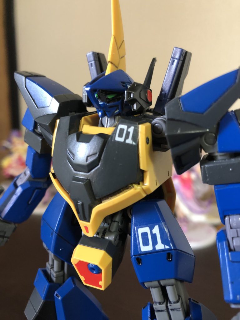 ツインアイ。仕上げが粗いので目以外は黒く塗りつぶしてます。仕上げが粗い。反省・・・