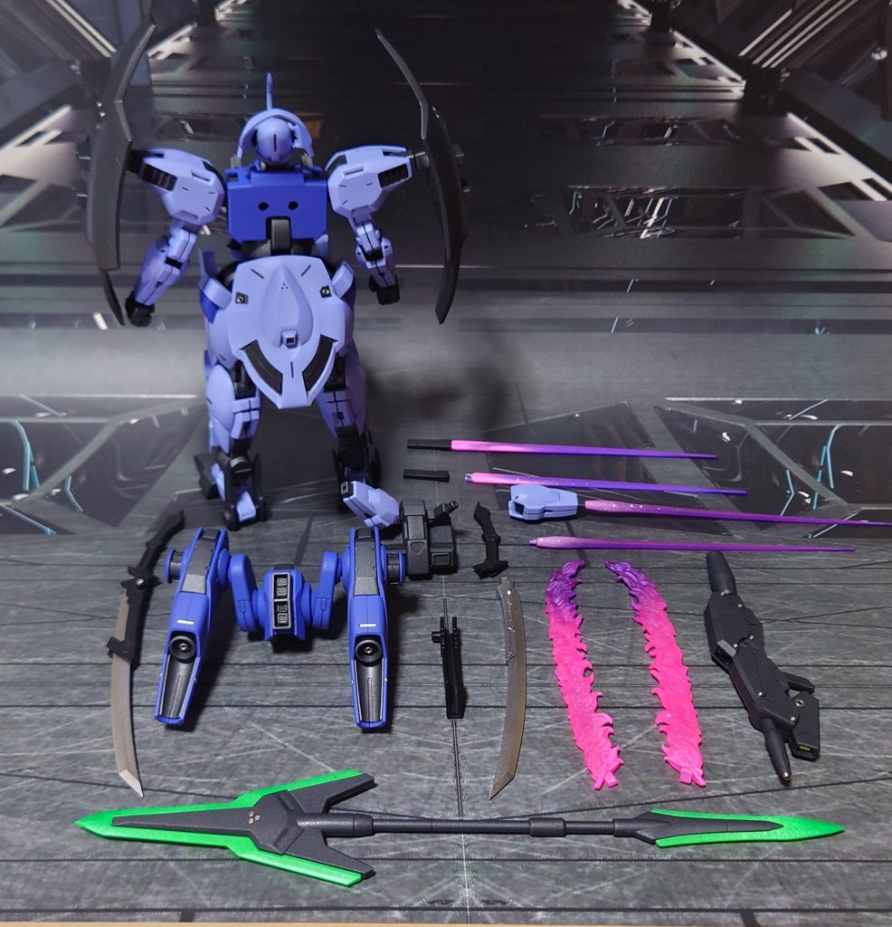 装備一式。バックパックをHGTWFM ミラソウル社製フライトユニットに換装、ガンダムエアリアルのビームサーベルとベギルペンデのビームライフル、他社パーツの刀を装備し、表に出ない技術供与を匂わせました。なお、刀には“ラーヴァナ”、刀身をビーム化しているときは“メガナーダ”モード、と名付けました。